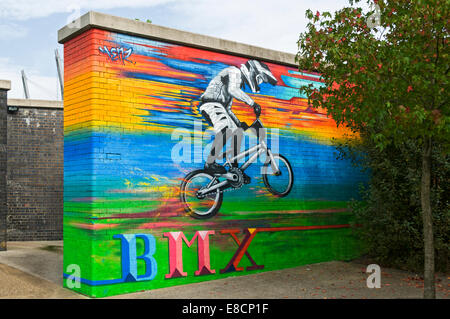 Wandbild der ein BMX-Biker auf einer ehemaligen Eisenbahn-Viadukt Säule, National Cycling Centre, Clayton, Manchester, England, UK Stockfoto