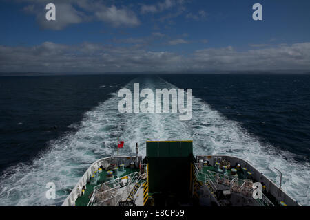 Caledonian Macbride (CalMac) Autofähre Finlaggan auf dem Weg von Kennacraig auf Islay Port Askaig Stockfoto