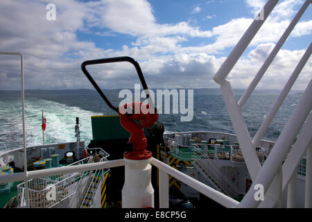 Caledonian Macbride (CalMac) Autofähre Finlaggan auf dem Weg von Kennacraig auf Islay Port Askaig Stockfoto