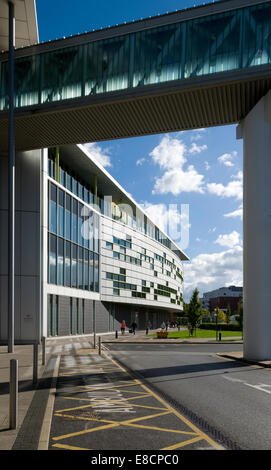 Central Manchester University Hospitals Komplex aus Oxford Straße, Manchester, England, UK. Das Kinderkrankenhaus über Brücke. Stockfoto