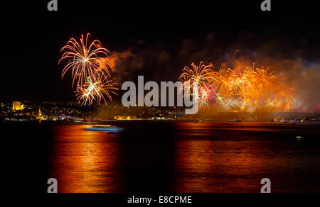 ISTANBUL - 29 Oktober: Feuerwerk über dem Bosporus während der türkischen Republik Day Feierlichkeiten am 29. Oktober 2012 in Istanbul, Stockfoto