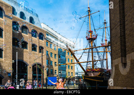 LONDON, UK - 28. September 2014: A Street Künstler macht Seifenblasen für Kinder vor einem ein altes Schiff in die schöne Sout Stockfoto