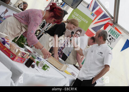 Wald des Dekans, Gloucestershire, UK. 5. Oktober 2014. Gloucestershire Wald Showcase. Jährliche Feinschmecker-Veranstaltung in diesem Jahr mit dem Eichhörnchen-Burger-Herausforderung. Bildnachweis: David Broadbent/Alamy Live-Nachrichten Stockfoto