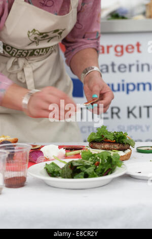 Wald des Dekans, Gloucestershire, UK. 5. Oktober 2014. Gloucestershire Wald Showcase. Jährliche Feinschmecker-Veranstaltung in diesem Jahr mit dem Eichhörnchen-Burger-Herausforderung. Bildnachweis: David Broadbent/Alamy Live-Nachrichten Stockfoto