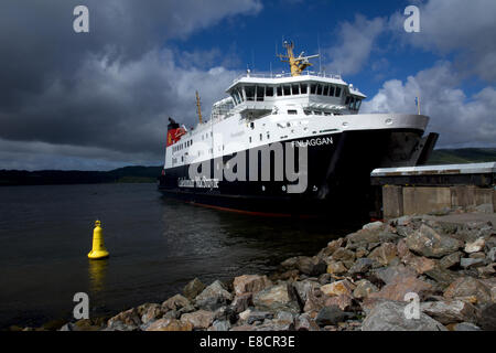 Caledonian Macbride (CalMac) Autofähre Finlaggan auf dem Weg von Kennacraig auf Islay Port Askaig Stockfoto