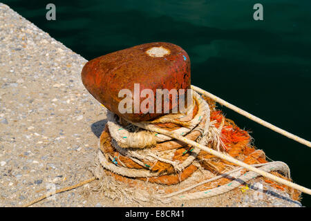 Seilen an einem dock Stockfoto