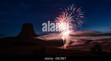 schöne Darstellung der Feuerwerk mit Devils Tower National Monument im Hintergrund abhebt Stockfoto