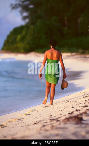 junge Frau zu Fuß auf einem tropischen Strand. Paradies. Seychellen, Dennis Insel Stockfoto