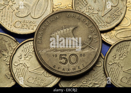 Münzen aus Griechenland. Antike griechische Segelschiff in der alten griechischen 50 Drachmen-Münze abgebildet. Stockfoto