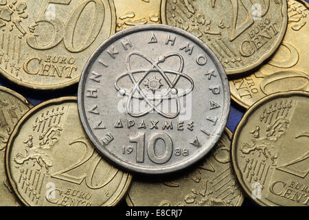 Münzen aus Griechenland. Atom, Elektronen und Neutronen in der alten griechischen 10 Drachmen-Münze abgebildet. Stockfoto