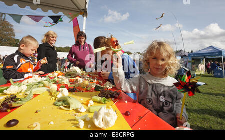 Wald des Dekans, Gloucestershire, UK. 5. Oktober 2014. Gloucestershire Wald Showcase. Jährliche Feinschmecker-Veranstaltung in diesem Jahr mit dem Eichhörnchen-Burger-Herausforderung. Bildnachweis: David Broadbent/Alamy Live-Nachrichten Stockfoto