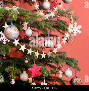 Weihnachtsbaum mit Sternen verziert und bemalte Weihnachtskugeln Stockfoto