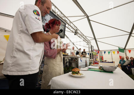 Wald des Dekans, Gloucestershire, UK. 5. Oktober 2014. Gloucestershire Wald Showcase. Jährliche Feinschmecker-Veranstaltung in diesem Jahr mit dem Eichhörnchen-Burger-Herausforderung. Bildnachweis: David Broadbent/Alamy Live-Nachrichten Stockfoto