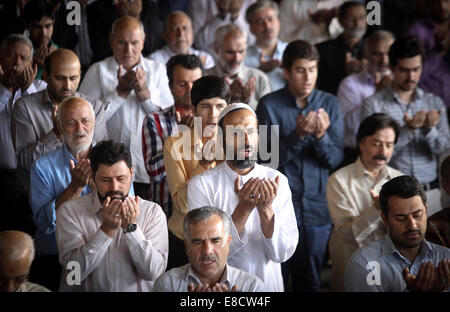 Teheran, Iran. 5. Oktober 2014. Iranische Moslems beten während des Eid al-Adha-Festivals in Teheran, Iran, am 5. Oktober 2014. Muslime auf der ganzen Welt feiern das jährliche Festival der Eid al-Adha oder das Festival von Opfern, die markiert das Ende der Pilgerfahrt nach Mekka und in Gedenken des Propheten Abrahams Bereitschaft, seinen Sohn um zu zeigen, Gehorsam zu Gott zu opfern. © Ahmad Halabisaz/Xinhua/Alamy Live-Nachrichten Stockfoto