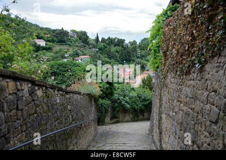 Piran Gasse - Piran - historische Stadt an der adriatischen Küste in Slowenien. Beliebtestes Reiseziel für Touristen. Stockfoto