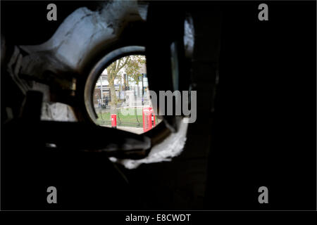 Rote Säule Box und Telefon Kiosk aus eine offene Bullauge auf der Cutty Sark, London betrachtet. Stockfoto