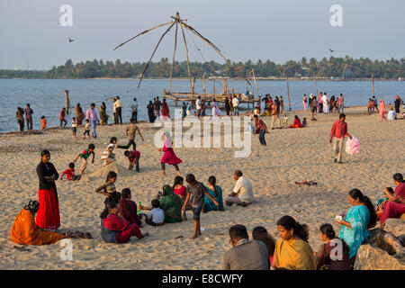 MENSCHEN AM STRAND VON DER CHINESISCHEN NETZE FISCHEREIHAFEN KOCHI ODER COCHIN INDIEN Stockfoto