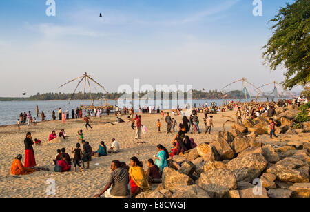 COCHIN PORT ODER KOCHI INDIEN UND CHINESISCHEN FISCHERNETZE MIT MENSCHEN AM STRAND Stockfoto