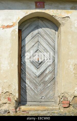 Alte Tür - in der Nähe von gotische Kirche in der Stadt Domazlice, Tschechien Stockfoto