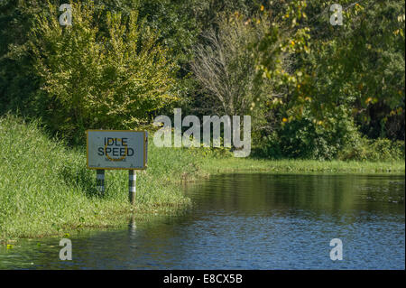 Leerlaufdrehzahl kein Wake-Zeichen geschrieben am Fluss St.Johns in Volusia County, Florida USA Stockfoto