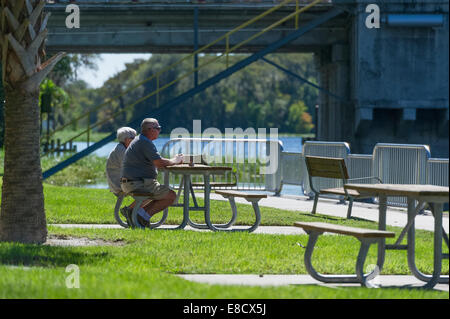 Senior paar auf einer Parkbank Picknick genießen den Blick des Flusses St.Johns im Volusia County, Florida USA Stockfoto