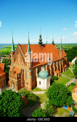 Biedermannsdorf, Polen. Luftaufnahme der Bogen - dom Basilika der Himmelfahrt der Jungfrau Maria und des hl. Andreas in Frauenburg. Stockfoto