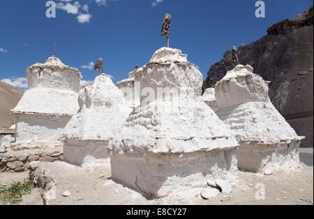 Buddhistischen Stupas in der Nähe von Saspool in das Nubrah Tal, Ladakh, Nordindien Stockfoto