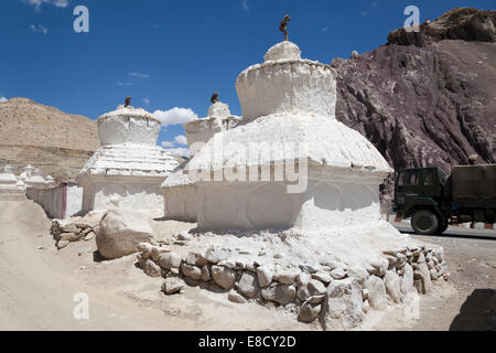 Buddhistischen Stupas in der Nähe von Saspool in das Nubrah Tal, Ladakh, Nordindien Stockfoto