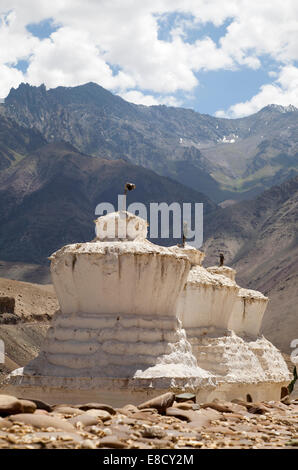 Buddhistischen Stupas in der Nähe von Saspool in das Nubrah Tal, Ladakh, Nordindien Stockfoto