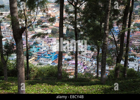 Stadt Coonoor gesehen aus den umliegenden Nilgiri Hills. Tamil Nadu, Südindien Stockfoto