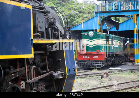 Ein X Klasse Dampflokomotive und YDM 4 Bio-Diesel betriebene Lokomotive der Bergbahnen in Coonoor, Tamil Nadu, Indien. Stockfoto