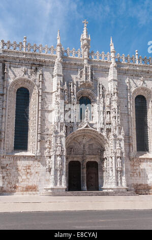 Architektonische Details des Haupteingangs des Kloster Jeronimos, Lissabon, Portugal Stockfoto