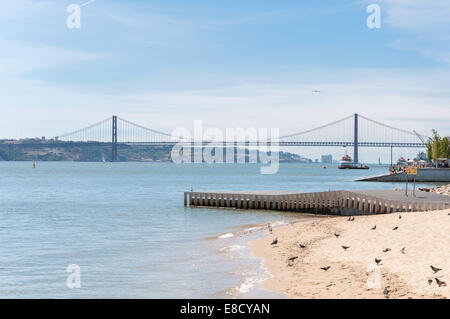 Hängebrücke über den Tejo in Lissabon, Portugal Stockfoto