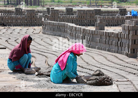 weibliche Ziegelei Arbeiter Form Ziegel auf ein Feld der Patoki Ziegelei in der Nähe von Lahore, Pakistan Stockfoto