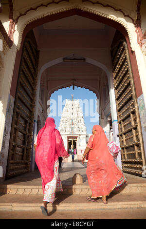 Indische Frauen geben Sie Hindu-Tempel in der Heiligen Stadt Pushkar, Rajasthan, Indien Stockfoto