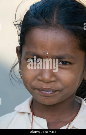 Reine lächelnd sonnenbeschienenen Indianerdorf Mädchen Stockfoto