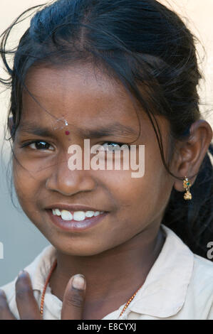 Reine lächelnd sonnenbeschienenen Indianerdorf Mädchen Stockfoto