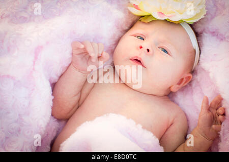 Wunderschönes neugeborenes Baby Mädchen Verlegung friedlich in weiche rosa Decke. Stockfoto