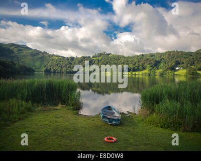 Ein Boot und Boje Leben an den Ufern des Grasmere Wasser im Lake District, England Stockfoto
