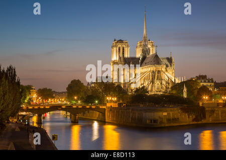 Kathedrale Notre-Dame an den Ufern des Flusses Seine, Paris, Frankreich Stockfoto