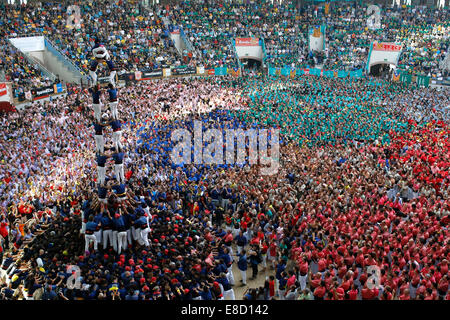 Tarragona, Spanien. 5. Oktober 2014. Castells menschlichen Türme bauen die Teilnehmerinnen und Teilnehmer während der 25. Castells-Wettbewerb in Tarragona, Spanien, am 5. Oktober 2014. Insgesamt 30 menschliche Turm Gruppen haben hier am Sonntag im Wettbewerb um die schwierigste menschliche Turmstruktur zu bauen. Bildnachweis: Pau Barrena/Xinhua/Alamy Live-Nachrichten Stockfoto