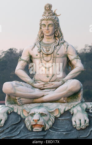 Bemalte Statue des Gottes Shiva an den Ufern des Ganges in Rishikesh in Neelkanth Mahadev Ashram Uttarakhand Nordindien Stockfoto