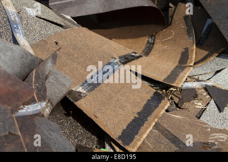 Flache Schärfentiefe-Schuss einen Müll Haufen von alten Asphalt Dach Schindeln & Teer Papier während Haus Dach Ersatz entfernt Stockfoto