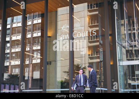 Zwei männliche Anwälte vor den australischen Gerichten in der macquarie Street, Sydney, NSW, Australien Stockfoto