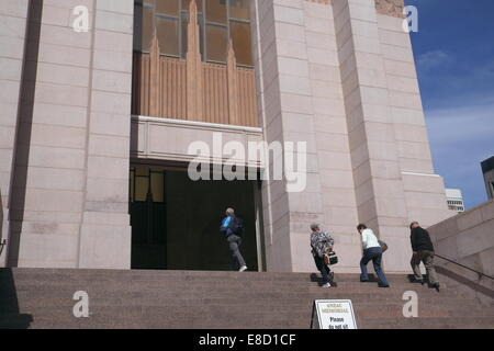 Besucher der ANZAC Memorial in Hyde Park, Sydney, Australien Stockfoto