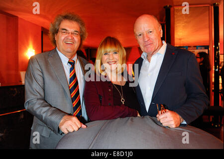 Premiere der Komödientheater spielen "Othello Darf Nicht Platzen" Kleine Komoedie im Hotel Bayerischer Hof.  Mitwirkende: Helmut Markwort, Patricia Riekel, Detlef Freiherr von Wangenheim wo: München, Deutschland: 3. April 2014 Stockfoto