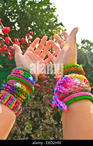 Regenbogenfarbenen Webstuhl Gummibänder Armband Stockfoto