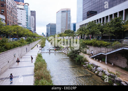 Cheonggyecheon im Stadtzentrum von Seoul Stockfoto