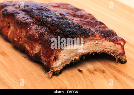 Gekochtes Schweinefleisch Baby zurück ribs auf einem Holzbrett Stockfoto