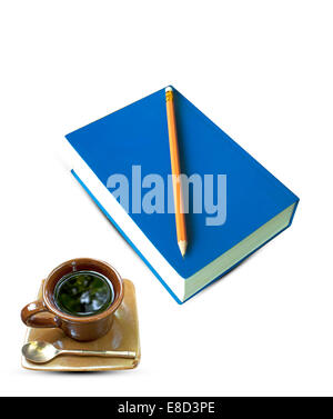 Bücher und Kaffeetasse isoliert auf weißem Hintergrund. Stockfoto